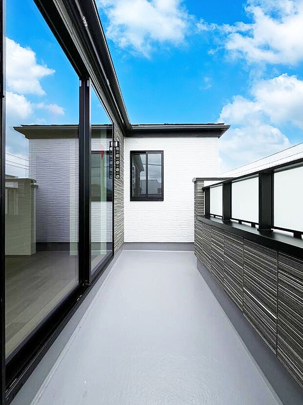 【バルコニー】◆A号棟◆~Balcony~ 大きな空に囲まれた気持ちのいい家。バルコニーを覗くだけで圧倒的な開放感に包まれます。バルコニーは陽がさしこみお布団や洗濯物を気持ちよく干すことができます。