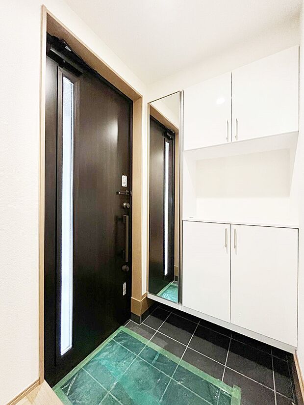 【玄関】◆A号棟◆~Entrance~ 家の中でお客様を迎える最初の場所である玄関は、家の印象そのものです!豊富な玄関収納で、常に綺麗に保つことが出来ます♪玄関にはたっぷり収納の下駄箱を完備!