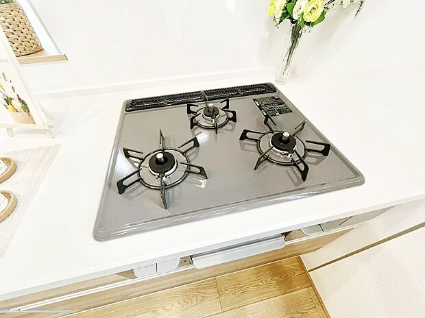 【その他設備(ガスコンロ)】◆A号棟◆三口ガスコンロでお料理が一気にはかどりそう  