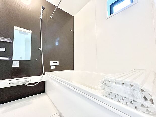 【浴室】◆1号棟◆~Bath Room~ 窓付きのバスルームは、採光もあり明るく気持ちの良い空間です。窓があることで、換気環境も良好。ゆったり寛げるバスルームで、毎日のバスタイムが楽しみになりそうです。