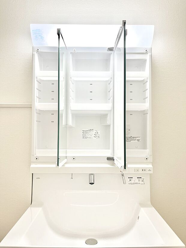 【その他設備(三面鏡裏収納)】◆1号棟◆三面鏡の裏に、化粧品や衛生用品などを収納可能。洗面台をすっきりと保ちます!