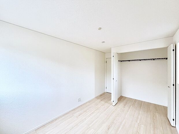 【寝室】収納が充実しているので居住スペースを広々使えます