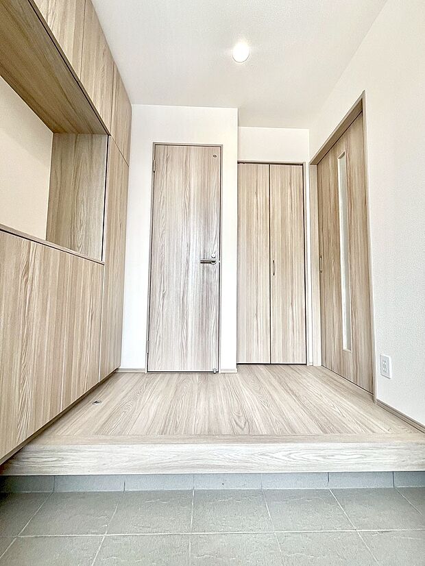 【玄関】~Entrance~ 玄関は家の顔といわれますが我が家のセンスをさりげなく感じさせる魅力ある玄関造りも楽しみの一つ。帰宅する度に家族がほっとできる心地よい空間造りも大切ですね♪