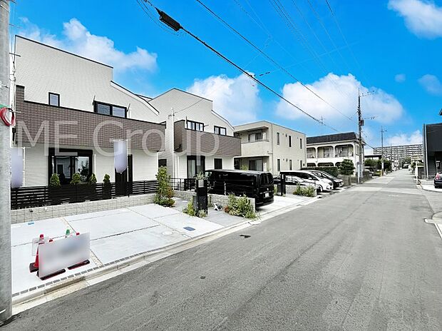 【前面道路含む現地写真】たっぷりの陽光と心地よい風が舞い込む住まい