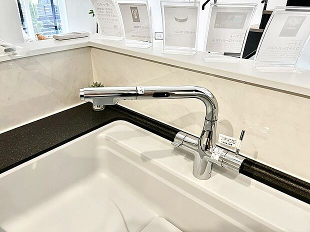 【その他設備(タッチレス水栓)】水栓に触れずに吐止水ができるタッチレス水栓