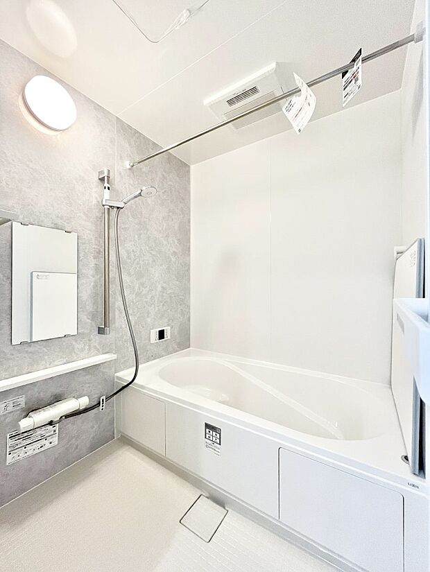 【浴室】~Bath Room~ ゆったりと足を伸ばして入浴することが可能!一日の疲れを癒す貴重なバスタイムです。お子様とご一緒でも十分な広さなので、リビングとは違った家族団欒のひと時をお楽しみいただけます。