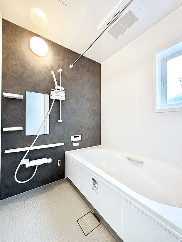 【浴室】~Bath Room~ 落ち着いた雰囲気の浴室で明日に向けてリフレッシュ。浴室乾燥機能も付いているので隣の洗濯機置き場で洗い上がった洗濯物を、雨の日も天気を気にせず乾燥させることも可能です。