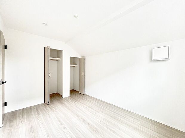 【寝室】～Bed Room～ 全居室には収納クローゼットを完備！普段使いのお洋服や小物はもちろん、季節物のお洋服などもしっかりと整理整頓おしまい頂けます。 居室空間を広く使用できますね。