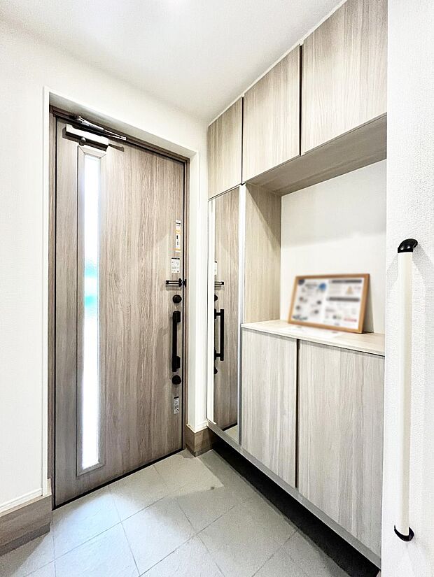 【玄関】～Entrance～　下駄箱ミラー付なので、お出かけ前の身だしなみチェックに◎♪玄関はお客様をお出迎えする一番最初の場所、帰ってくる時に入る最初の場所。そんな場所だからこそ、より良い空間に…♪