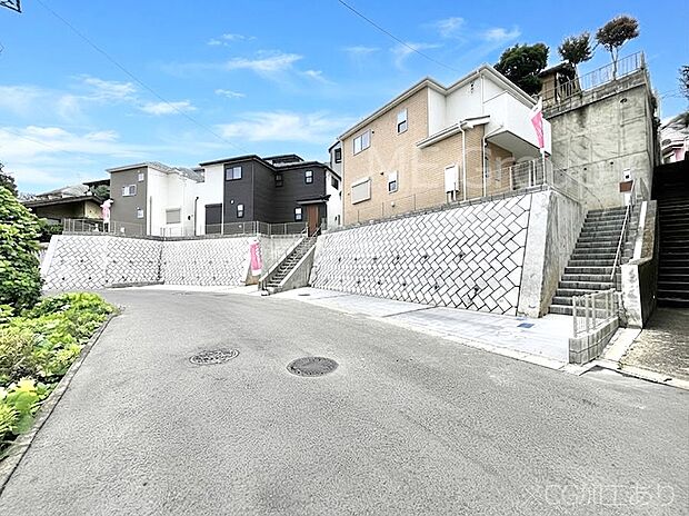 【前面道路含む現地写真】前面道路はきちんと整備されています