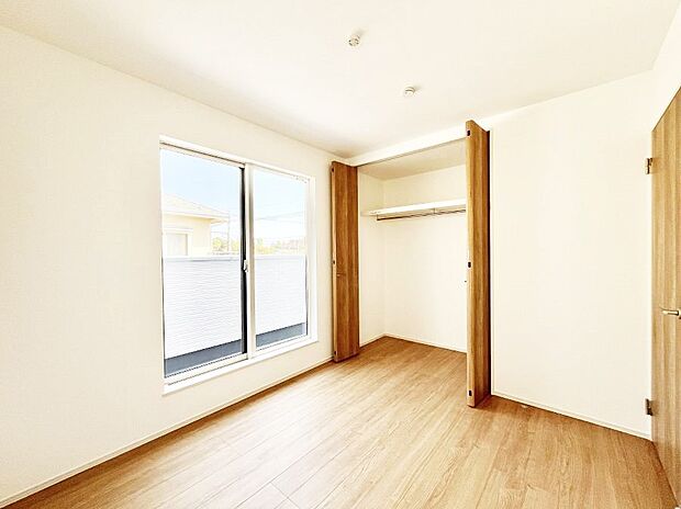 【寝室】◆4号棟◆~Bed Room~ 全居室には収納クローゼットを完備!普段使いのお洋服や小物はもちろん、季節物のお洋服などもしっかりと整理整頓おしまい頂けます。 居室空間を広く使用できますね。