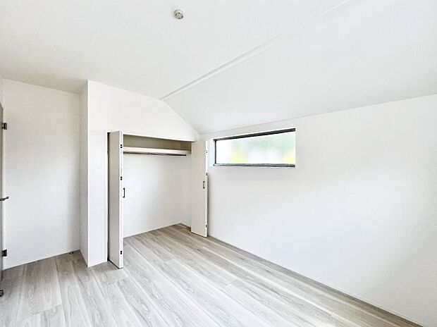 【寝室】~Bed Room~ 全居室には収納クローゼットを完備!普段使いのお洋服や小物はもちろん、季節物のお洋服などもしっかりと整理整頓おしまい頂けます。 居室空間を広く使用できますね。
