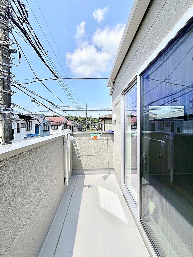 【バルコニー】~Balcony~ バルコニーは温かい陽がさしこみ、お布団や洗濯物を気持ちよく干すことができます。 使いやすく開放的なバルコニーです♪陽ざしがたっぷり降り注ぐ、バルコニー付き住まい。