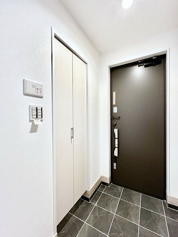 【玄関】~Entrance~ 玄関は家の顔といわれますが我が家のセンスをさりげなく感じさせる魅力ある玄関造りも楽しみの一つ。帰宅する度に家族がほっとできる心地よい空間造りも大切ですね♪