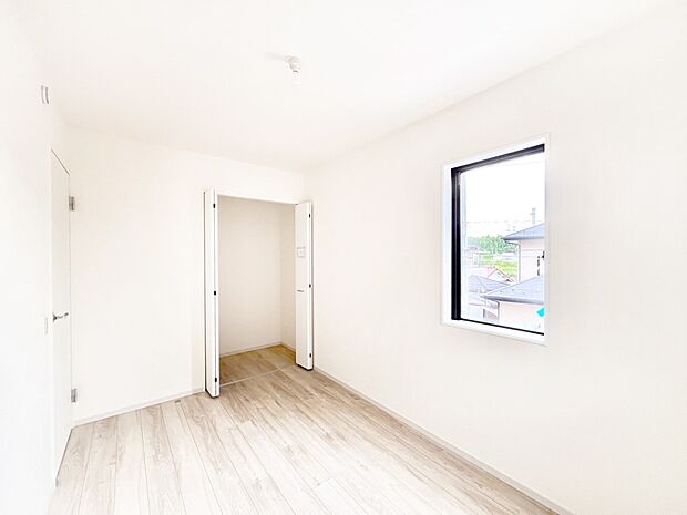 【寝室】～Bed Room～ 全居室には収納クローゼットを完備！普段使いのお洋服や小物はもちろん、季節物のお洋服などもしっかりと整理整頓おしまい頂けます。 居室空間を広く使用できますね。