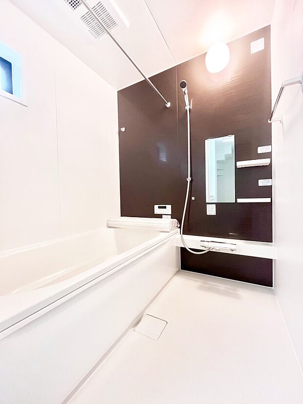 【浴室】～Bath Room～　ゆったりと足を伸ばして入浴することが可能！一日の疲れを癒す貴重なバスタイムです。お子様とご一緒でも十分な広さなので、リビングとは違った家族団欒のひと時をお楽しみいただけます。