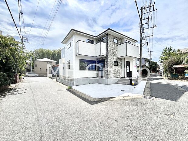 【前面道路含む現地写真】~Exterior~ 前面道路:北東 5.5m 公道、西 3.3m 公道 低層の一戸建てを中心とした街並みが整然と続き、周辺は高い建物が建っていないので、緑の多い閑静な趣を感じる環境です。