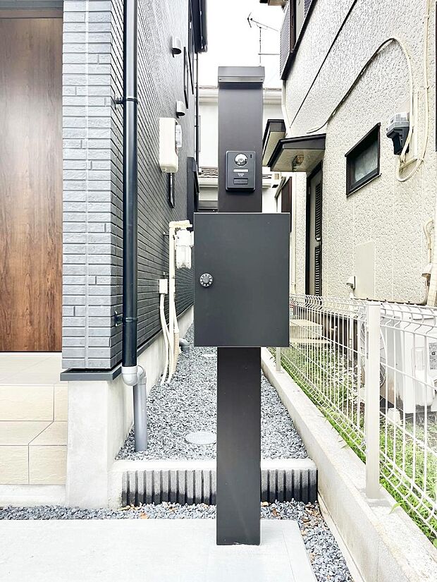 【その他現地】表札・インターホン・ポストをひとつに集約。エントランスになじむシンプルデザイン。