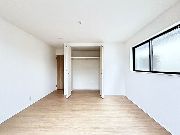 【寝室】~Bed Room~ 部屋数が多いのが戸建てのメリットです。ご家族が増えたことで手狭に感じていた住まいも戸建てでは各居室プライバシーを保つことができます。住まいにゆとりが生まれ心もリラックスできます♪