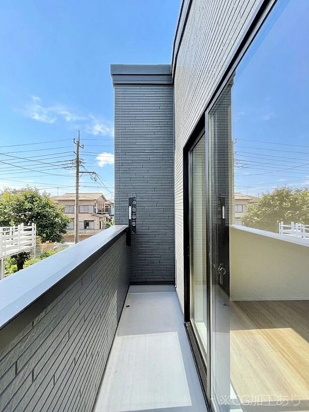 【バルコニー】~Balcony~ バルコニーは温かい陽がさしこみ、お布団や洗濯物を気持ちよく干すことができます。 使いやすく開放的なバルコニーです♪陽ざしがたっぷり降り注ぐ、バルコニー付き住まい。