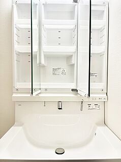 その他設備(三面鏡裏収納)