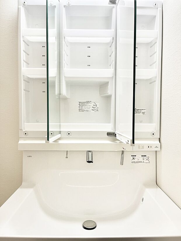 【その他設備(三面鏡裏収納)】三面鏡の裏に、化粧品や衛生用品などを収納可能。洗面台をすっきりと保ちます!