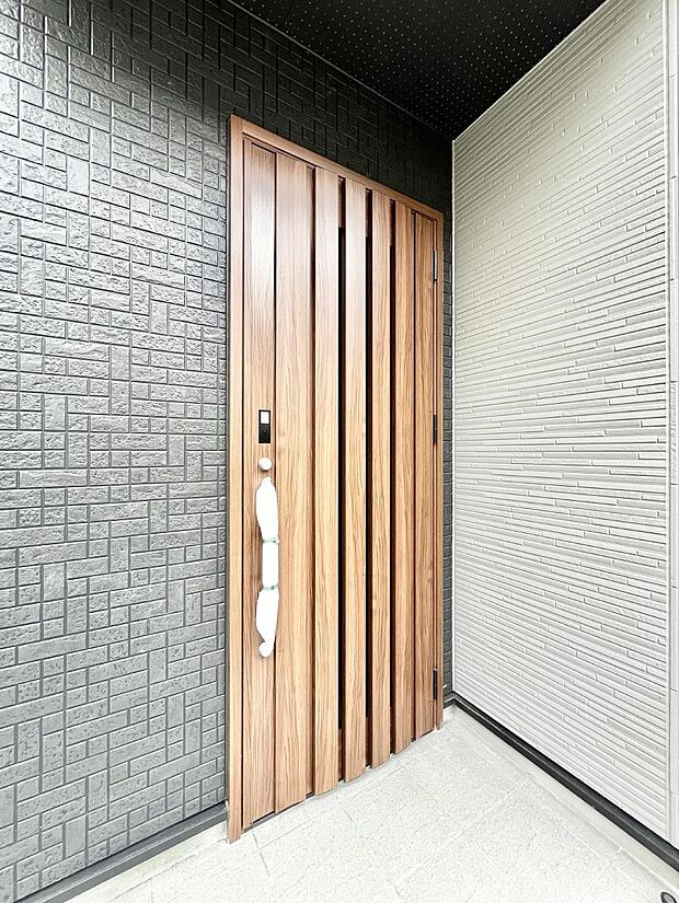 【玄関】住まいの顔を演出する、玄関ドア。