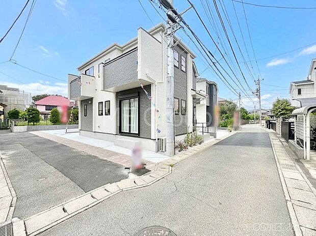 【前面道路含む現地写真】~Exterior~ 東 4.03m 公道、南 2.96m 公道 閑静な住宅地をはしる車通りの少ない前面道路。駐車の出し入れもらくらくです!ご不明点・現地見学のご希望は、お気軽にお問い合わせください!