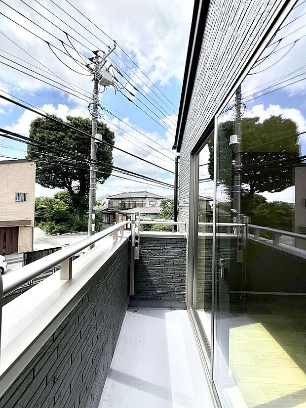 【バルコニー】~Balcony~ 大きな空に囲まれた気持ちのいい家。 バルコニーを覗くだけで圧倒的な開放感に包まれます。 バルコニーは陽がさしこみお布団や洗濯物を気持ちよく干すことができます。