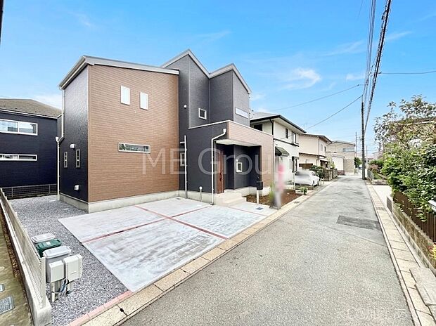 【前面道路含む現地写真】～Exterior～　前面道路：北 4m 公道　前面道路は閑静な住宅地をはしる車通りの少ない道路。駐車の出し入れもらくらくです！ご不明点・現地見学のご希望は、お気軽にお問い合わせください！