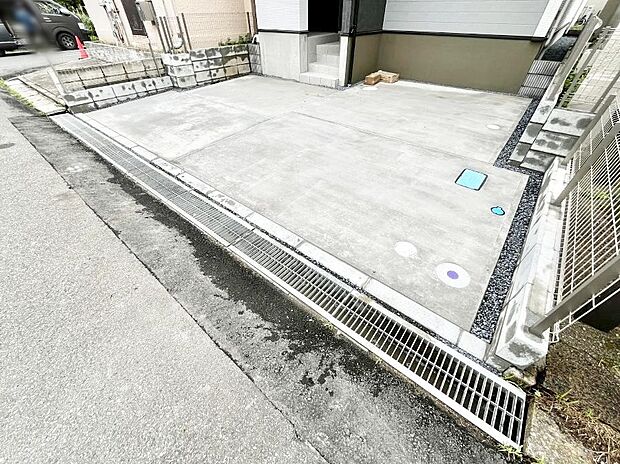 【駐車場】~Parking~ 駐車場2台置けます!(車種による)自転車置き場や物置場として、お子様の遊ぶスペースとして、ゆとりある敷地だからこそ可能な多用途にご利用いただけるスペースです。
