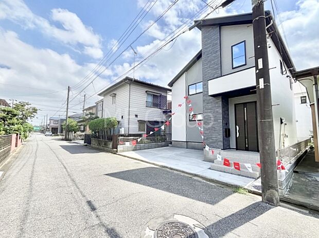 【前面道路含む現地写真】~Exterior~ 前面道路: 北 6m 公道 駐車場2台分可能です!来客時にも重宝しますね。周辺は交通量の少ない生活道路なので小さなお子様がいても安心です。