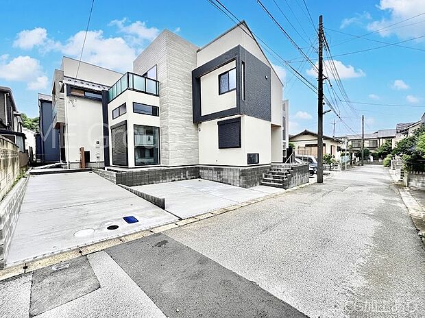 【前面道路含む現地写真】~Exterior~ 前面道路は閑静な住宅地をはしる車通りの少ない道路。駐車の出し入れもらくらくです!ご不明点・現地見学のご希望は、お気軽にお問い合わせください!