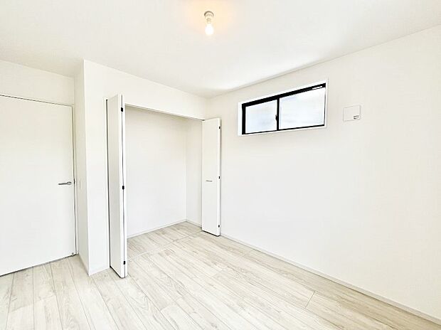 【寝室】◆1号棟◆～Bed Room～ 居室には収納クローゼットを完備！普段使いのお洋服や小物はもちろん、季節物のお洋服などもしっかりと整理整頓おしまい頂けます。 居室空間を広く使用できますね。