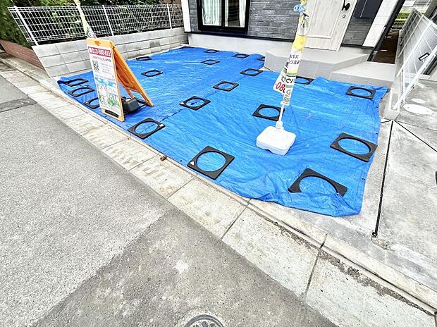 【駐車場】~Parking~ 嬉しいコンクリート仕上げのカースペース。雨の日も足元を気にせず外出できます。空いたスペースには、花や緑で彩るガーデニングもオススメです。