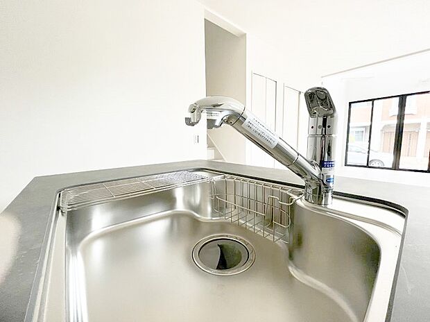 【その他設備(浄水器)】◆2号棟◆いつでも清潔なおいしいお水を。一つの水栓で水道水と浄水を使い分け。
