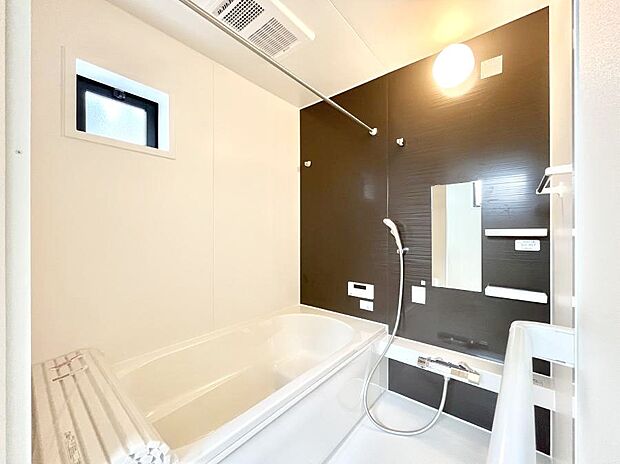 【浴室】◆１号棟◆～Bath Room～　窓付きのバスルームは、採光もあり明るく気持ちの良い空間です。窓があることで、換気環境も良好。ゆったり寛げるバスルームで、毎日のバスタイムが楽しみになりそうです。