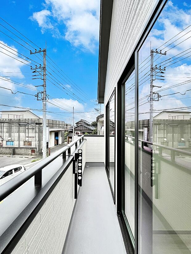 【バルコニー】~Balcony~ 南向きのバルコニーの前には雲以外に太陽を遮るものがありません。お洗濯物も乾きやすく、何より明るく気持ちのいい光が入ってきます。家族全員分の洗濯物も一気に干せます。