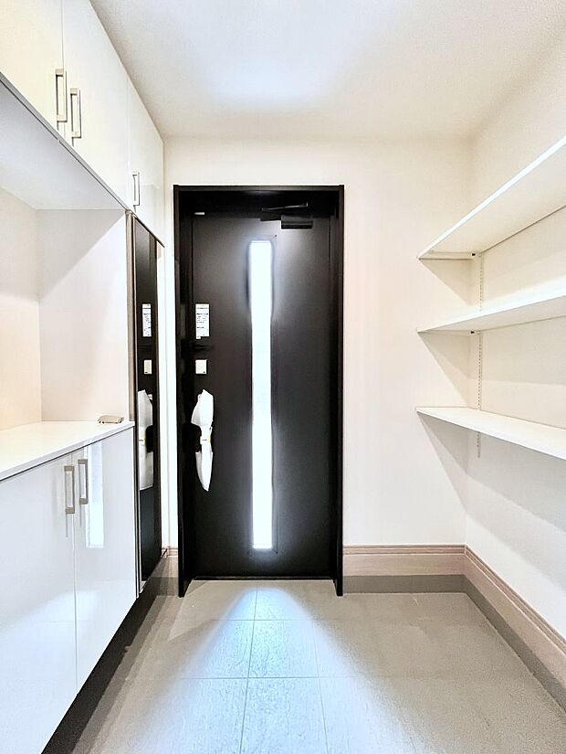 【玄関】~Entrance~ 家の中でお客様を迎える最初の場所である玄関は、家の印象そのものです!豊富な玄関収納で、常に綺麗に保つことが出来ます♪玄関にはたっぷり収納の下駄箱を完備!