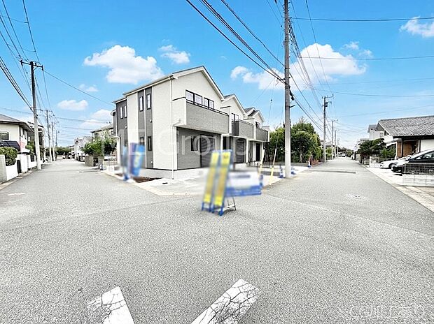 【前面道路含む現地写真】～Exterior～　前面道路： 南 5.98m 公道、西 5.96m 公道　低層の一戸建てを中心とした街並みが整然と続き、周辺は高い建物が建っていないので、緑の多い閑静な趣を感じる環境です。