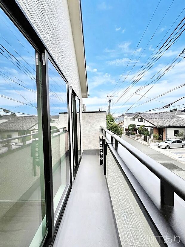 【バルコニー】◆A号棟◆～Balcony～　南向きのバルコニーの前には雲以外に太陽を遮るものがありません。お洗濯物も乾きやすく、何より明るく気持ちのいい光が入ってきます。家族全員分の洗濯物も一気に干せます。