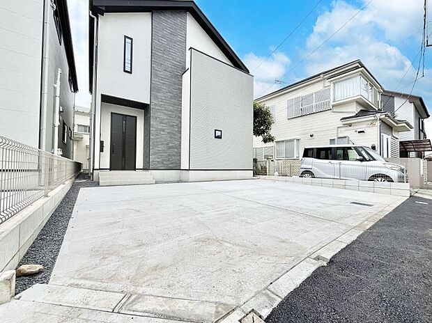 【駐車場】◆1号棟◆~Parking~ 駐車場2台置けます!(車種による)自転車置き場や物置場として、お子様の遊ぶスペースとして、ゆとりある敷地だからこそ可能な多用途にご利用いただけるスペースです。