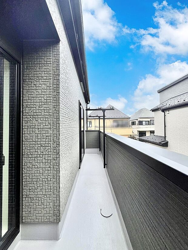 【バルコニー】◆1号棟◆~Balcony~ 南向きのバルコニーの前には雲以外に太陽を遮るものがありません。お洗濯物も乾きやすく、何より明るく気持ちのいい光が入ってきます。使いやすく開放的なバルコニーです♪