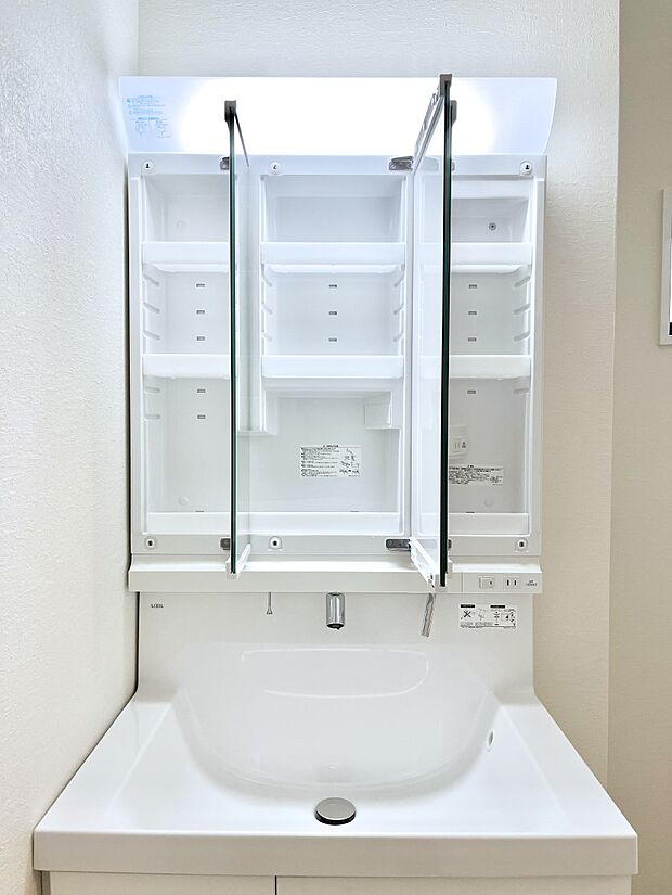 【その他設備(三面鏡裏収納)】◆1号棟◆三面鏡の裏に、化粧品や衛生用品などを収納可能。洗面台をすっきりと保ちます!