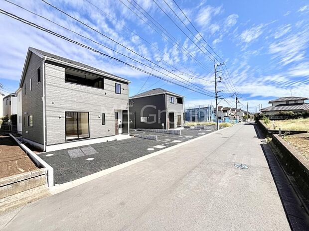 【前面道路含む現地写真】~Exterior~ 前面道路は閑静な住宅地をはしる車通りの少ない道路。駐車の出し入れもらくらくです!ご不明点・現地見学のご希望は、お気軽にお問い合わせください!