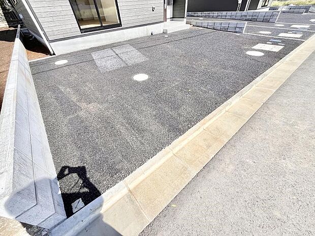 【駐車場】◆1号棟◆駐車2台可能!急なお客様の駐車に。また、ご家族の自転車スペースとしても大活躍。