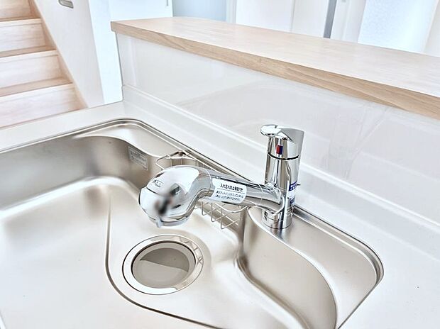 【その他設備(浄水器)】◆1号棟◆いつでも清潔なおいしいお水を。一つの水栓で水道水と浄水を使い分け。