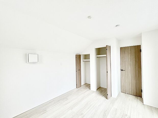 【寝室】◆1号棟◆～Bed Room～　各居室に収納スペースを備え、衣類や日用品などをすっきり整理できます♪お部屋を広く使えるのも嬉しいポイント。居住空間を快適に保てる、使い勝手の良い住まいです☆ 