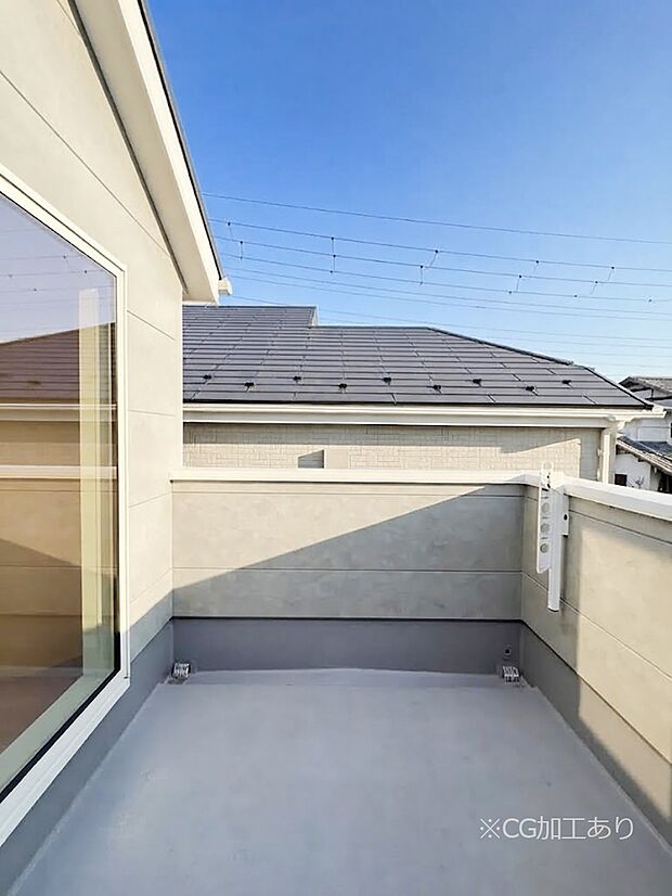 【バルコニー】◆1号棟◆～Balcony～ 大きな空に囲まれた気持ちのいい家。 バルコニーを覗くだけで圧倒的な開放感に包まれます。 バルコニーは陽がさしこみお布団や洗濯物を気持ちよく干すことができます。