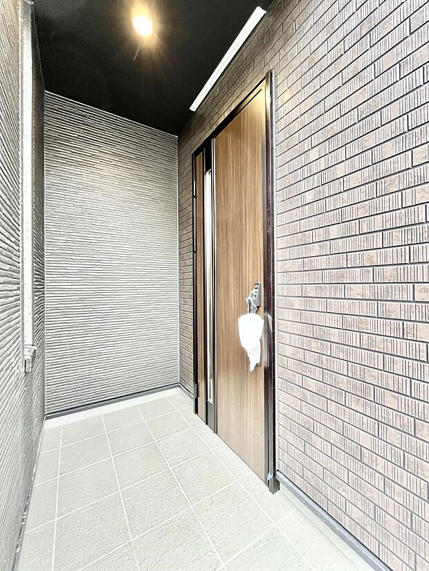 【玄関】大切な家族、来客を出迎える玄関。玄関前は屋根付きで雨が降っていても濡れにくいです。